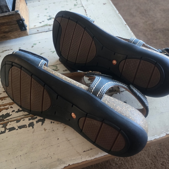 Clarks Unstructured Sandals - Picture 4 of 6